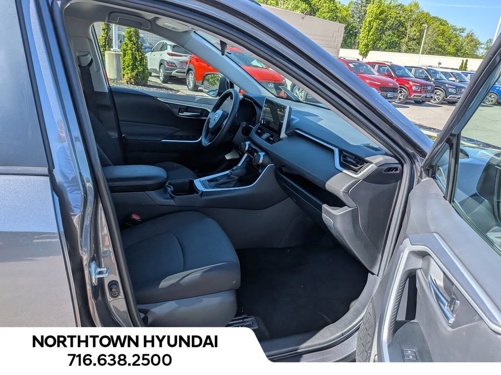 Used 2025 Toyota RAV4 XLE AWD/4WD image 11