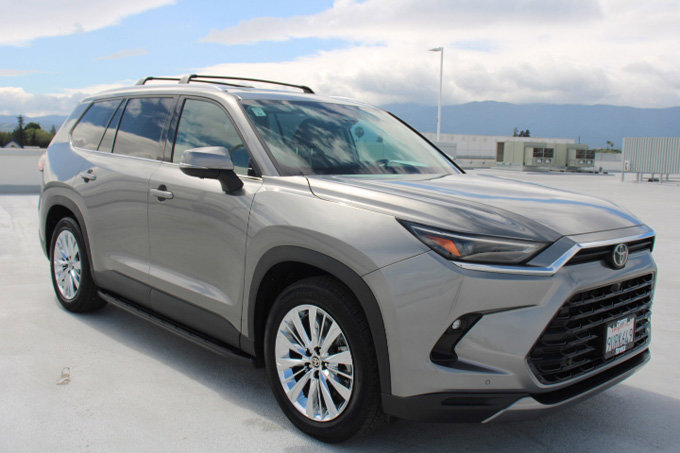 Certified 2025 Toyota Grand Highlander AWD image 2