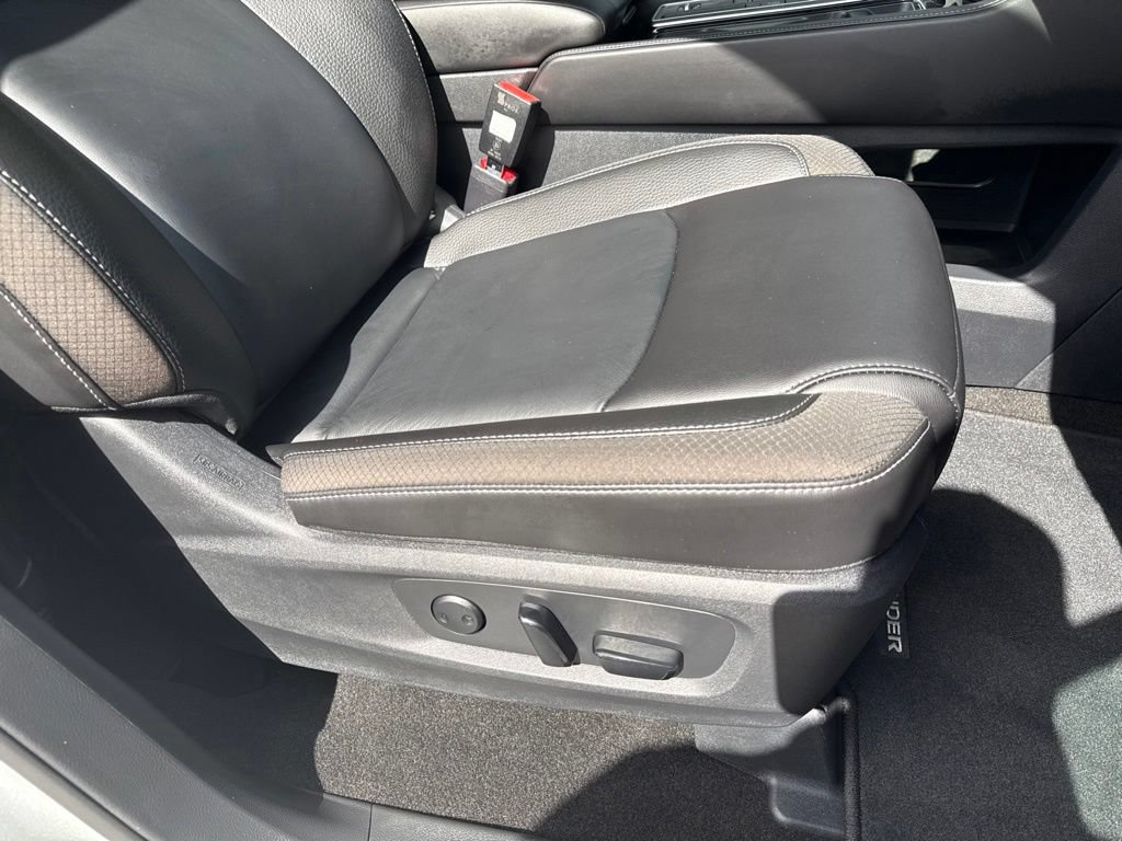 Used 2025 Nissan Pathfinder SL w/ Black Appearance Package FWD image 38