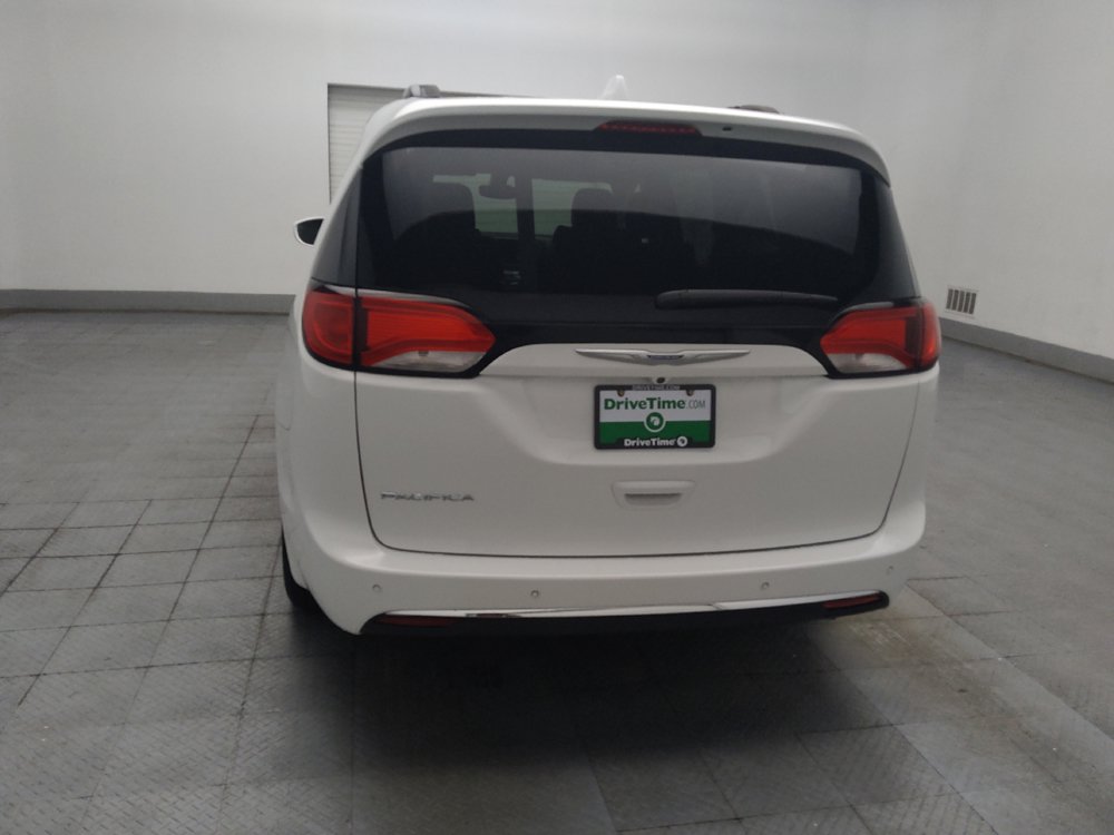 Used 2017 Chrysler Pacifica Touring-L w/ Tire & Wheel Group FWD image 6