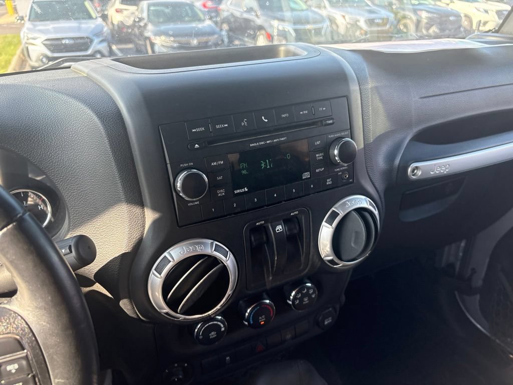 Used 2015 Jeep Wrangler Rubicon w/ Power Convenience Group AWD/4WD image 12
