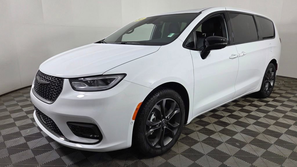 Used 2026 Chrysler Pacifica Select image 3
