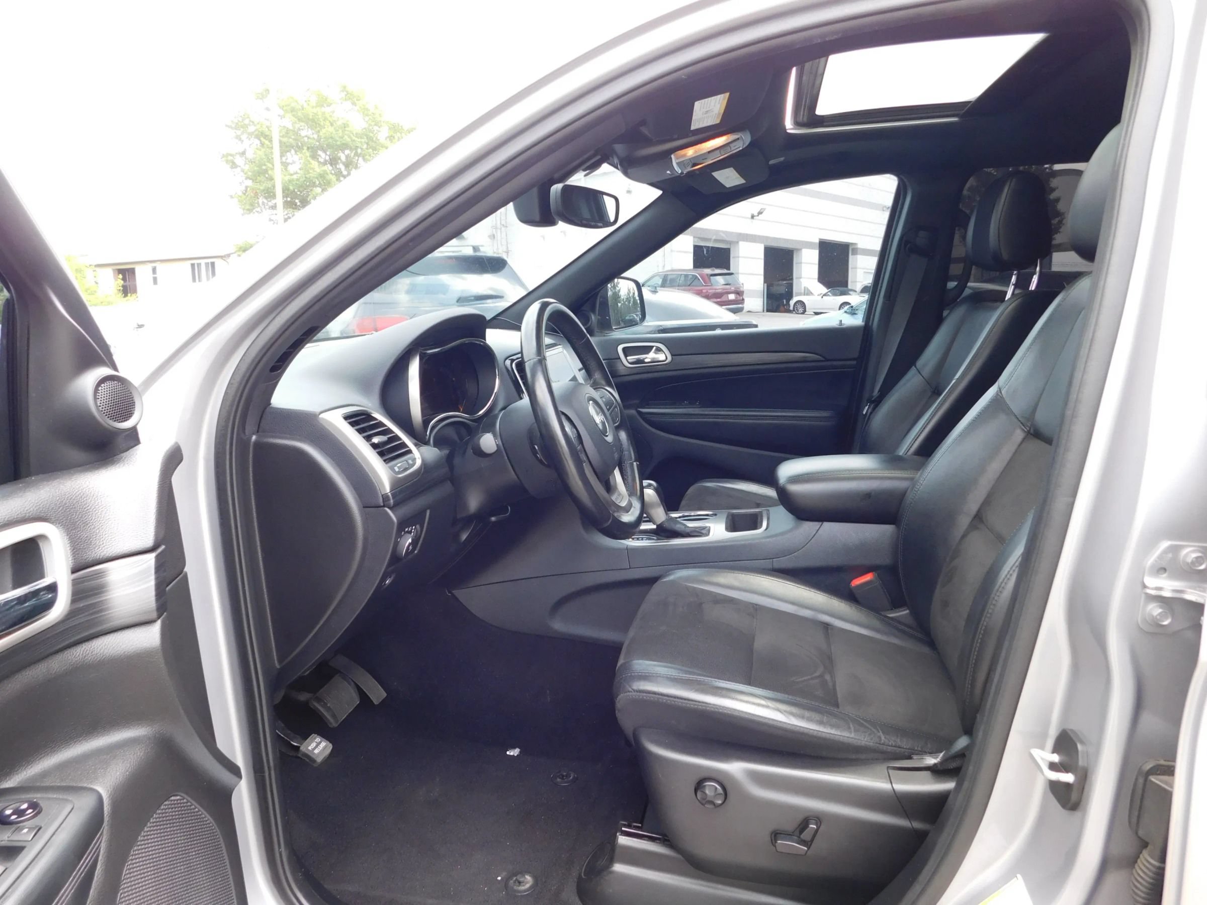 Used 2020 Jeep Grand Cherokee Altitude AWD/4WD image 19