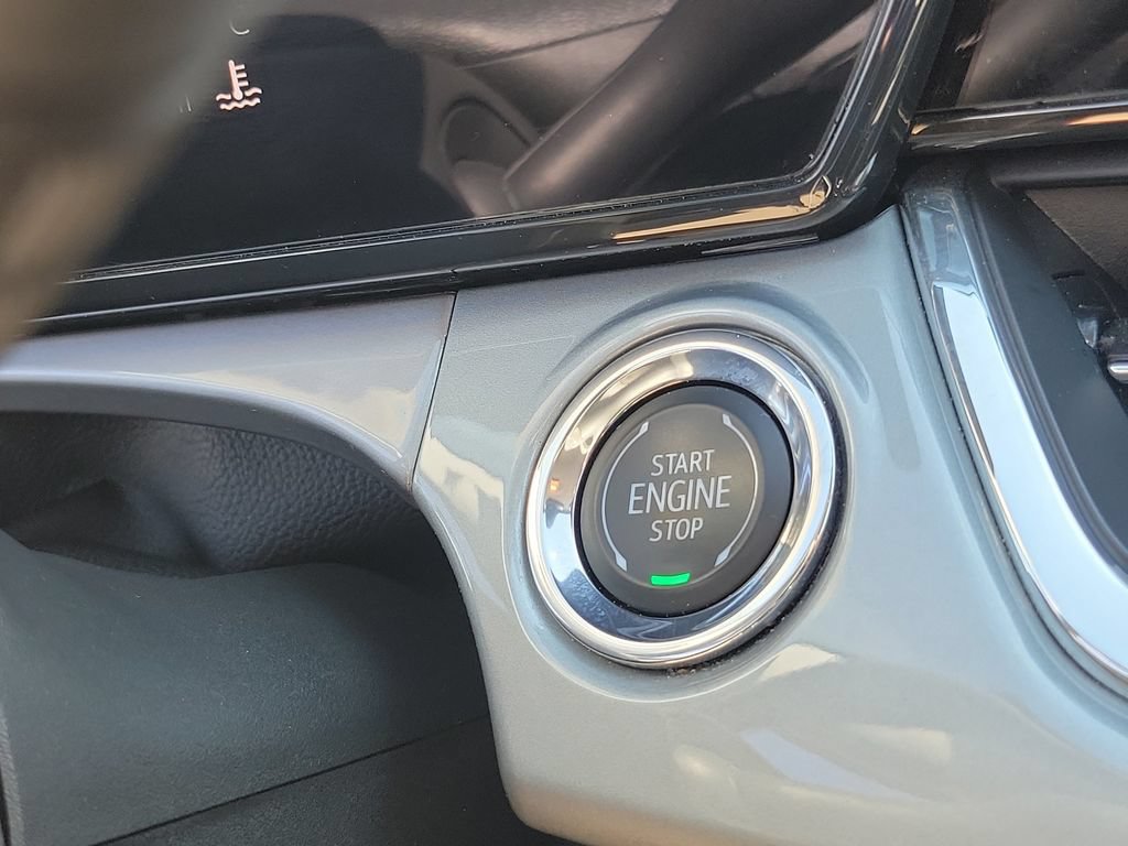 Used 2025 Chevrolet Trax LT FWD image 35