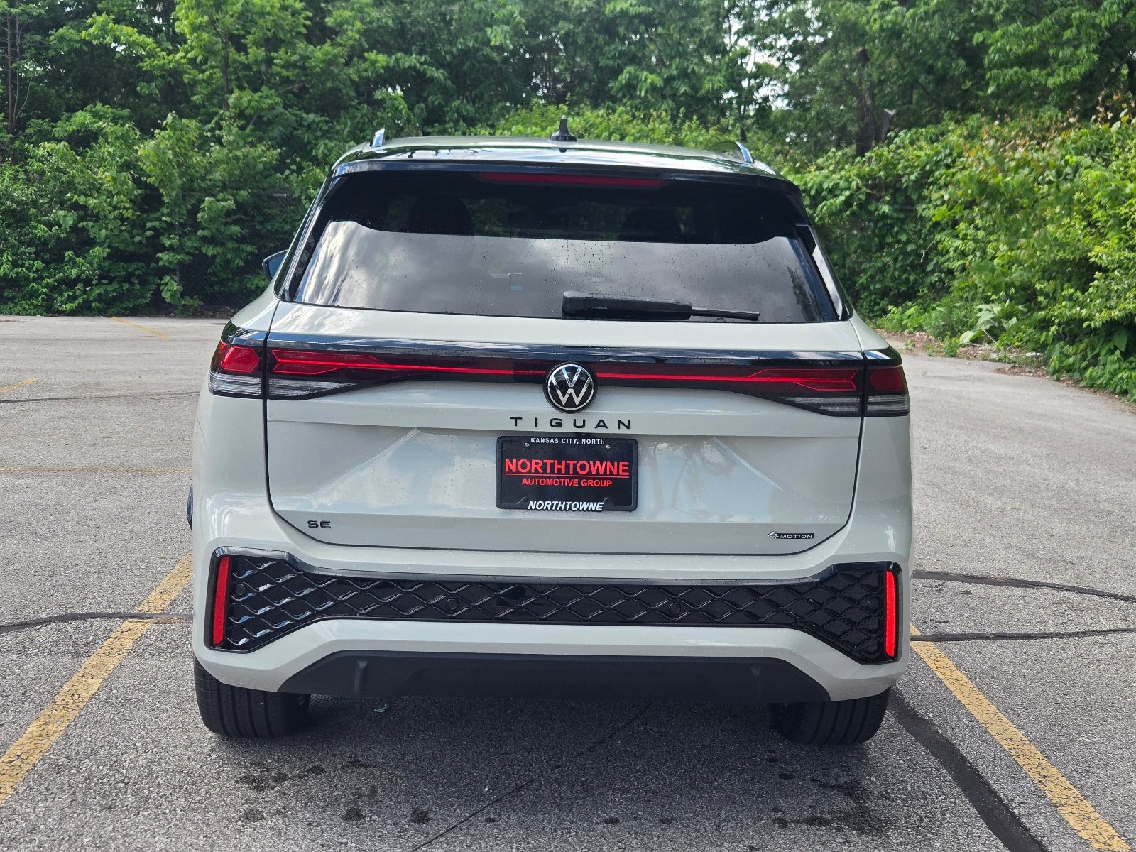 New 2026 Volkswagen Tiguan SE R-Line AWD/4WD image 4