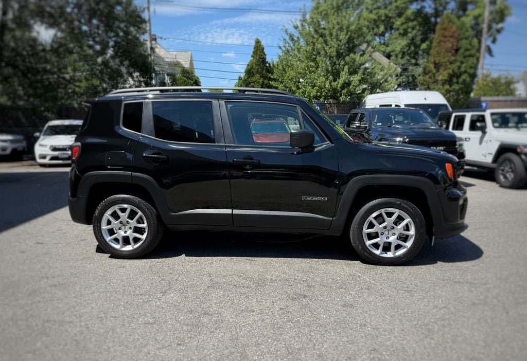 Used 2023 Jeep Renegade Latitude w/ Premium Group AWD/4WD image 4