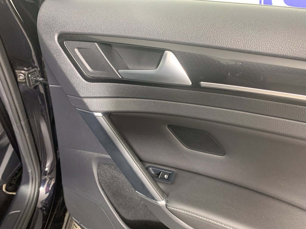 Used 2016 Volkswagen Golf R 4-Door image 38