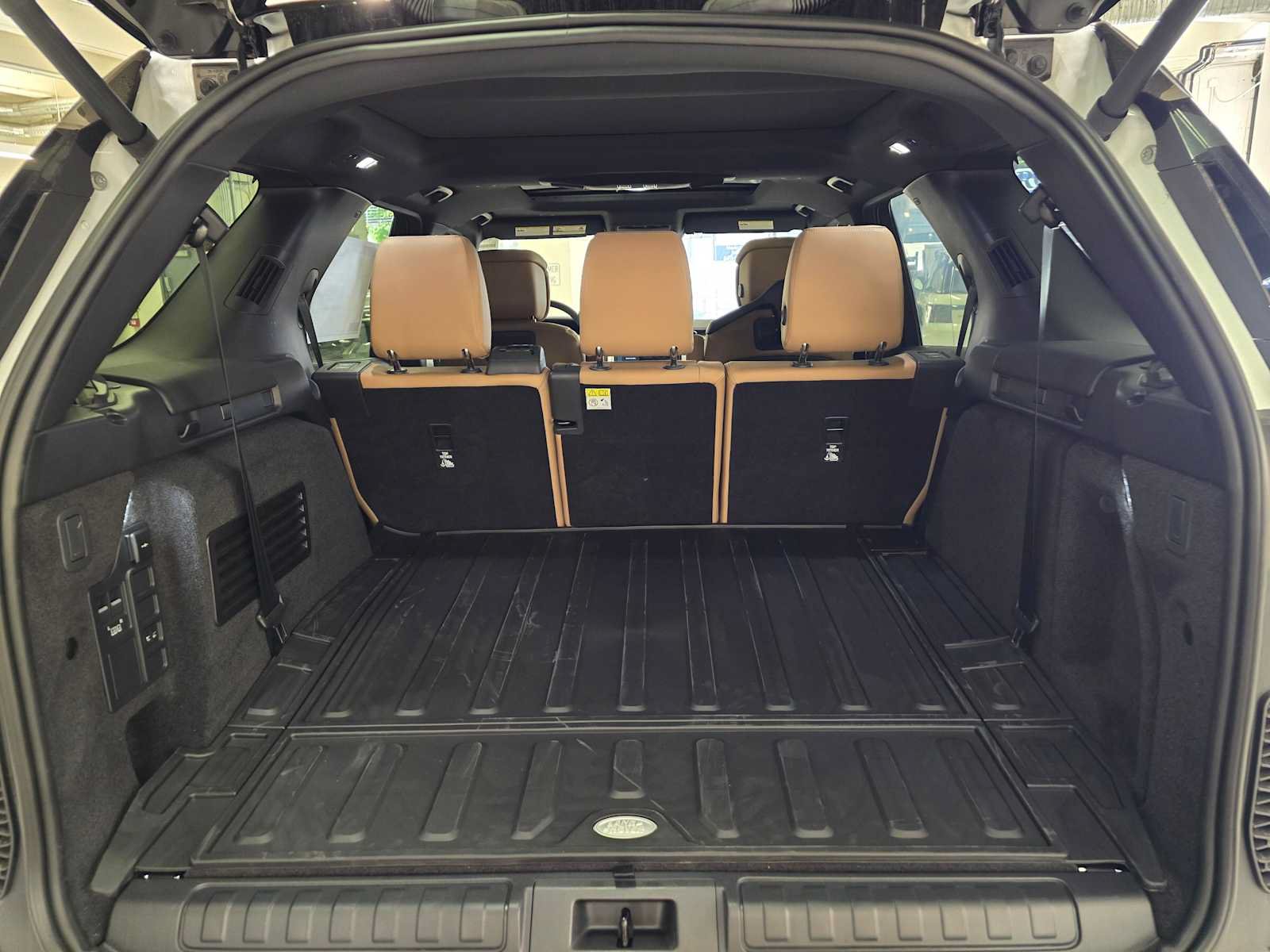 New 2026 Land Rover Discovery Limited Edition AWD/4WD image 14