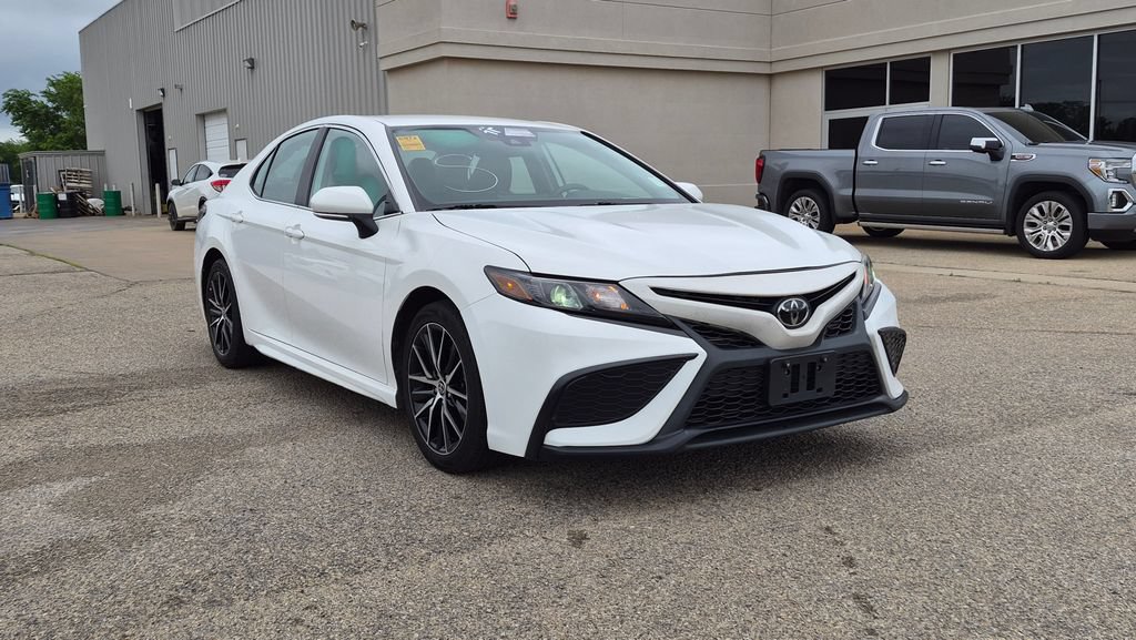 Used 2022 Toyota Camry SE w/ Cold Weather Package FWD image 1