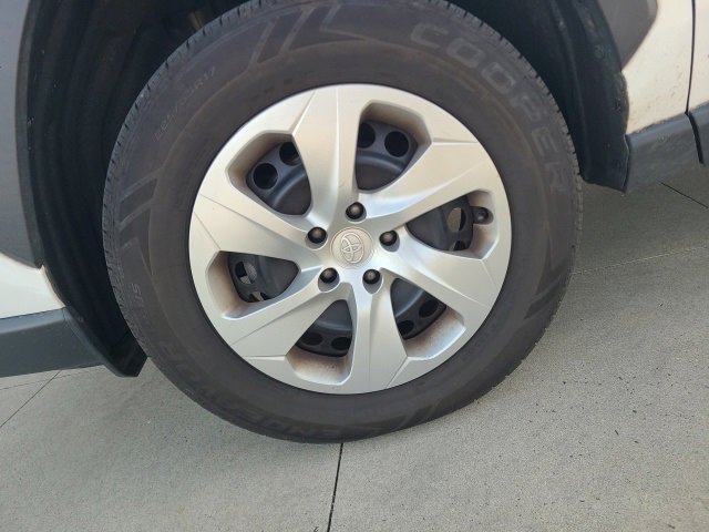 Used 2022 Toyota RAV4 LE image 12