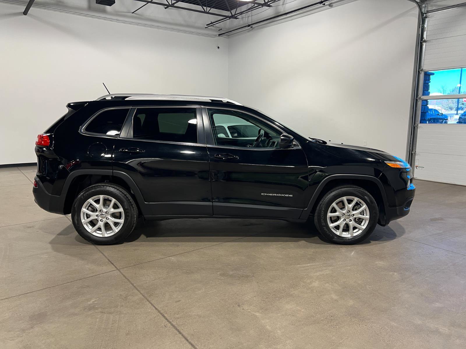 Used 2018 Jeep Cherokee Latitude w/ Cold Weather Group image 2