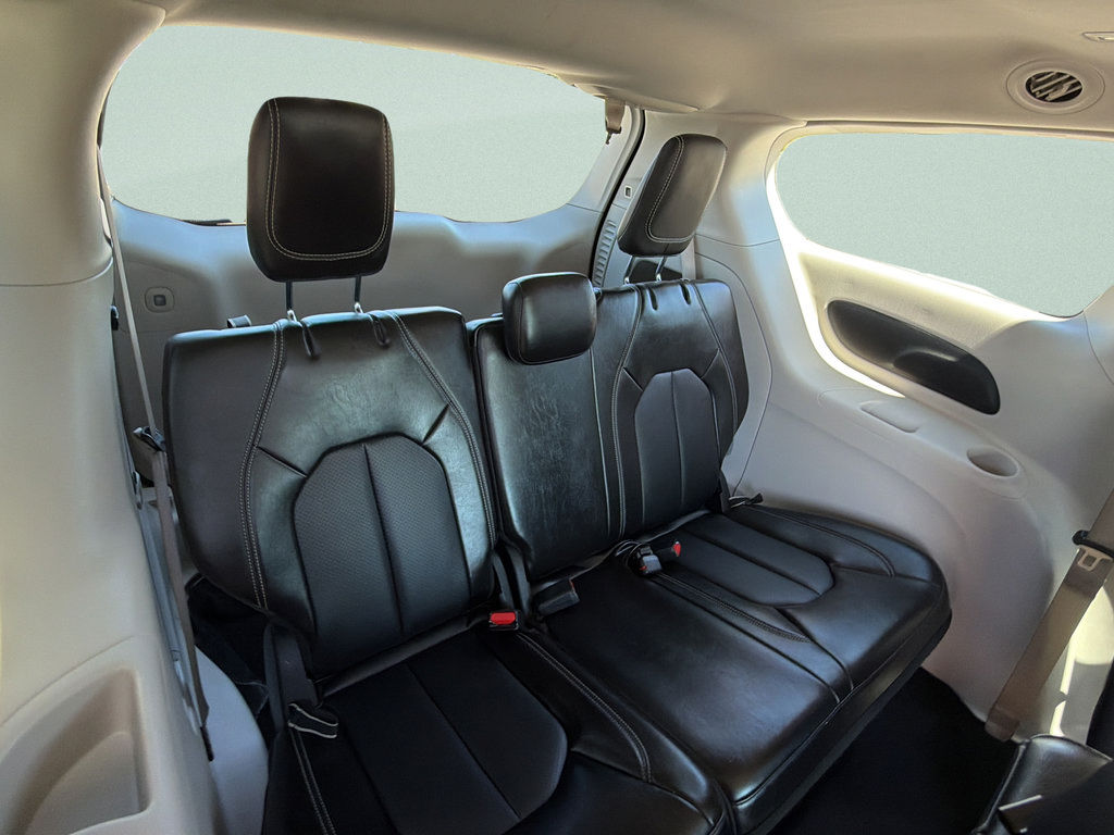 Used 2024 Chrysler Pacifica Touring-L FWD image 12