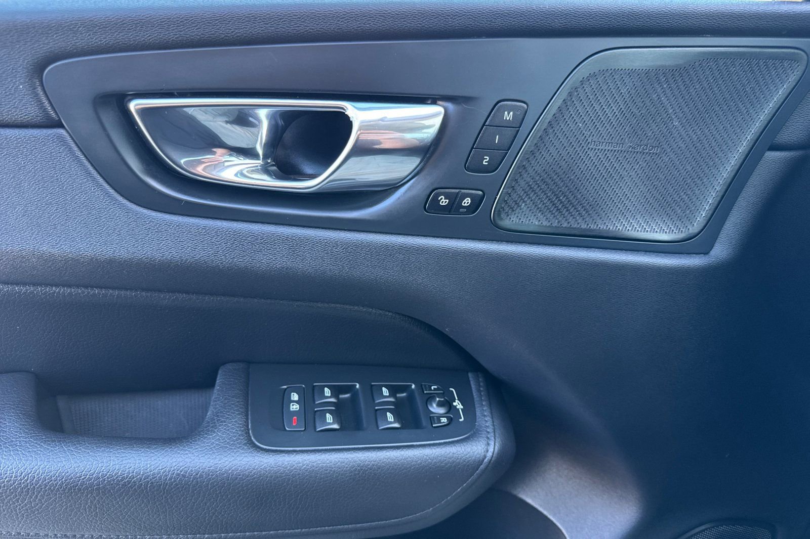 Used 2021 Volvo XC60 T6 Momentum image 12