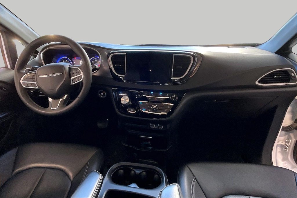 Used 2025 Chrysler Pacifica Select FWD image 6