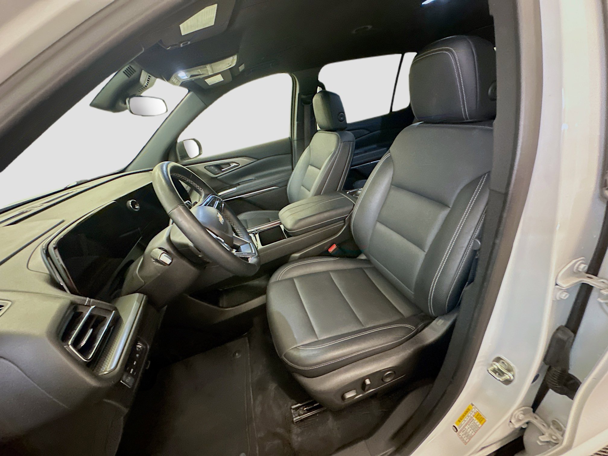 Used 2025 Chevrolet Traverse LT image 13