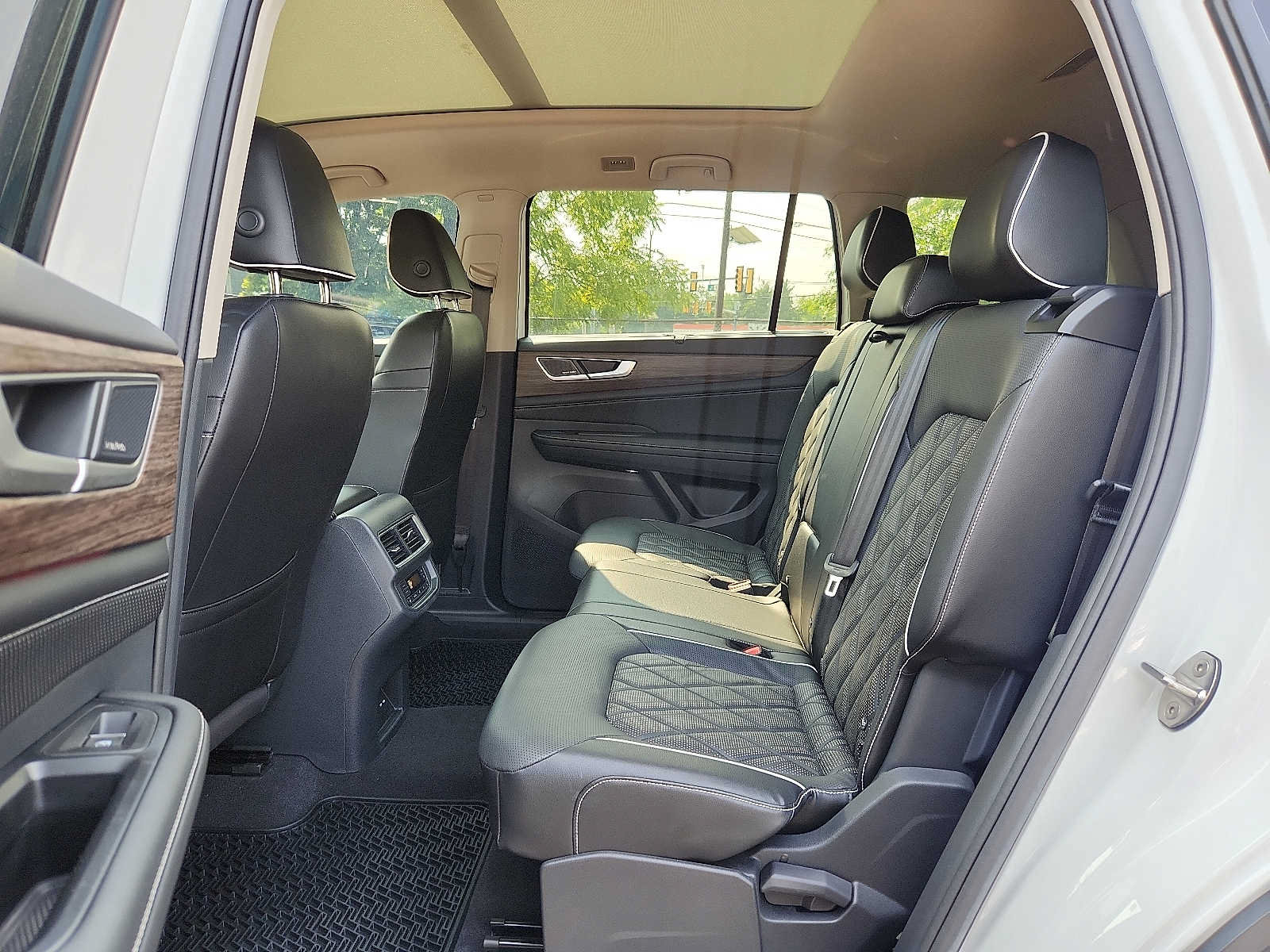 Used 2024 Volkswagen Atlas SEL Premium R-Line AWD/4WD image 10