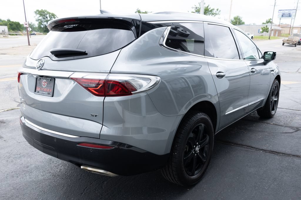 Used 2023 Buick Enclave Essence w/ Sport Touring Edition FWD image 5