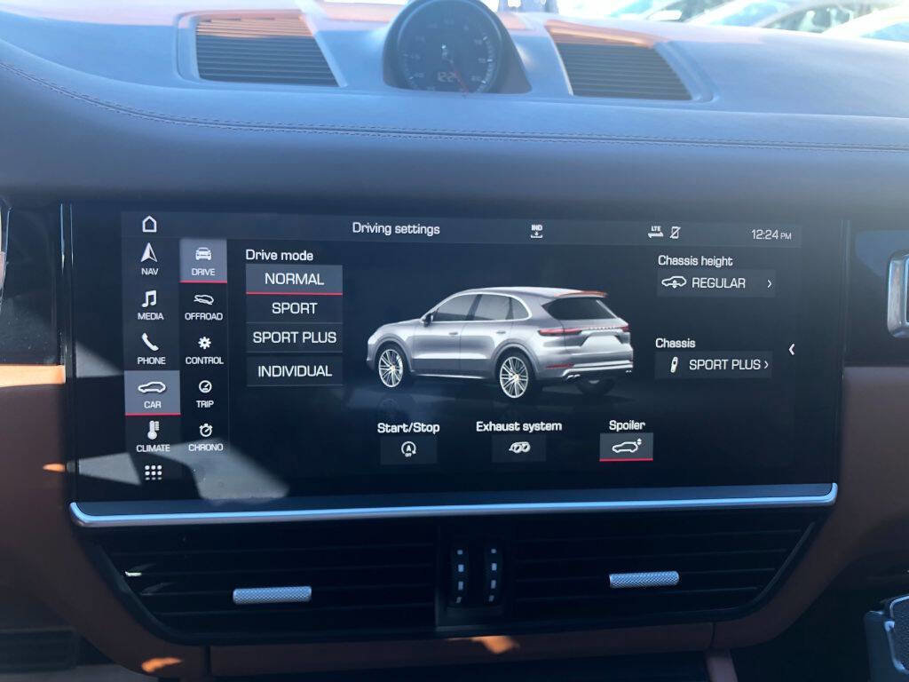 Used 2019 Porsche Cayenne Turbo w/ Sportdesign Package image 29