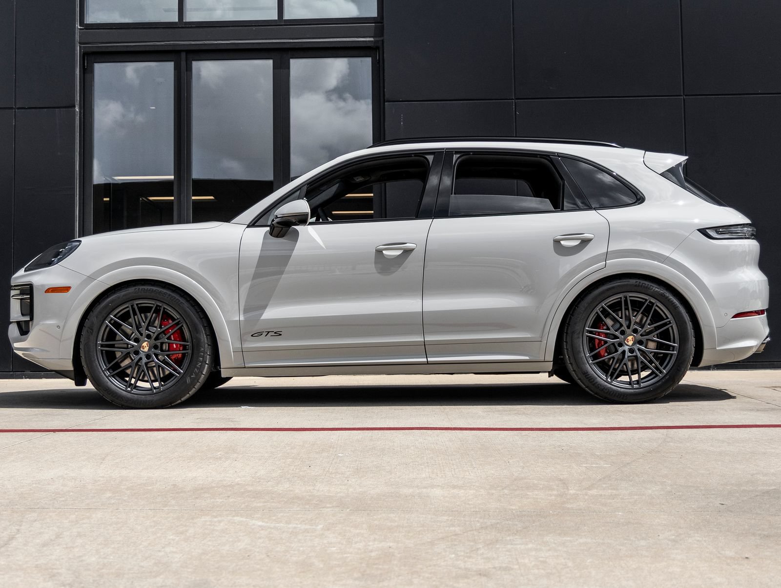 Certified 2025 Porsche Cayenne GTS AWD/4WD image 2