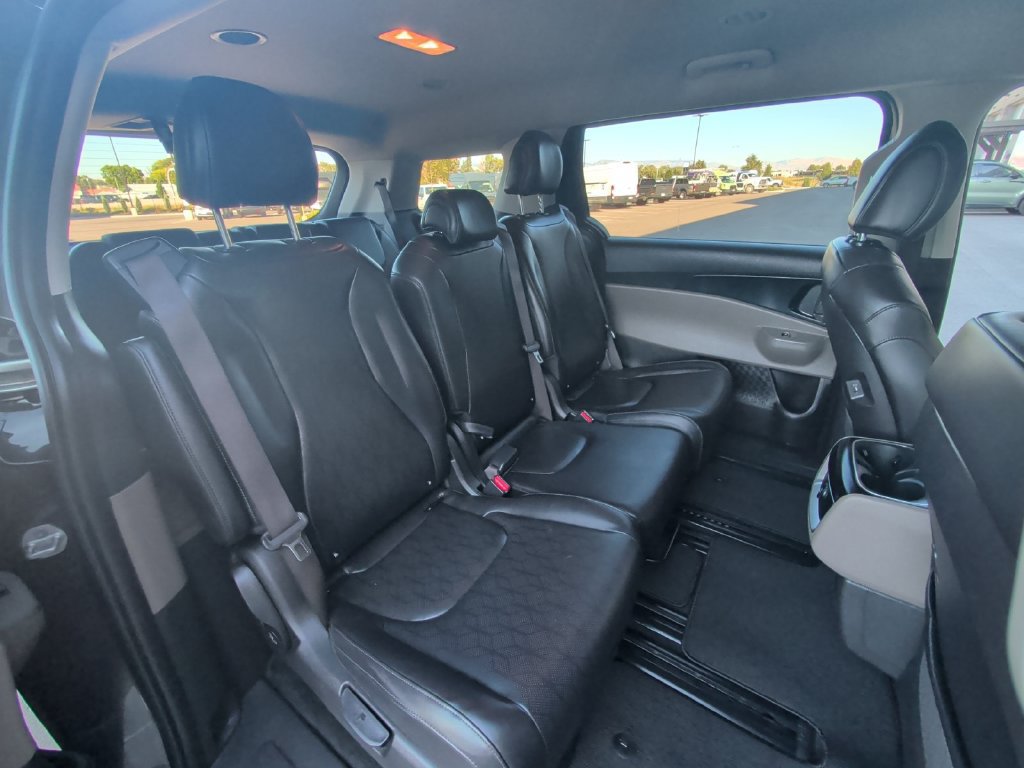 Used 2025 Kia Carnival FWD image 28