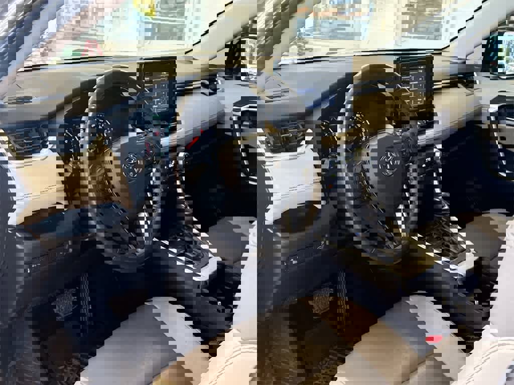 Used 2021 Toyota RAV4 XLE Premium image 10