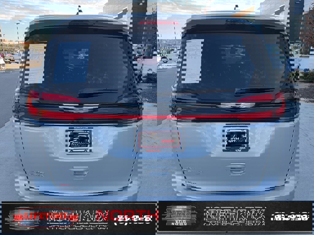 Used 2024 Chrysler Pacifica Touring-L image 19