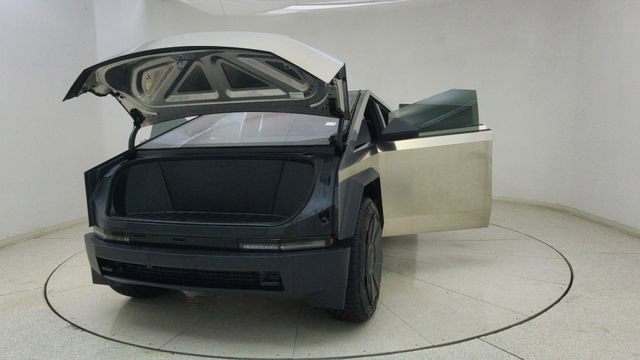 Used 2024 Tesla Cybertruck AWD Crew Cab image 68