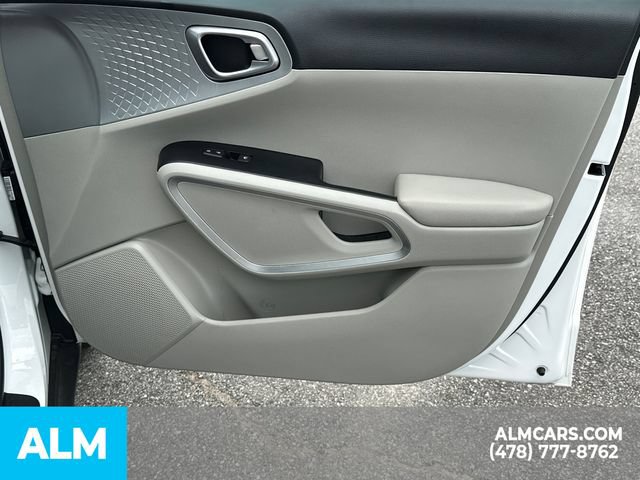 Used 2025 Kia Soul LX w/ LX Technology Package FWD image 16