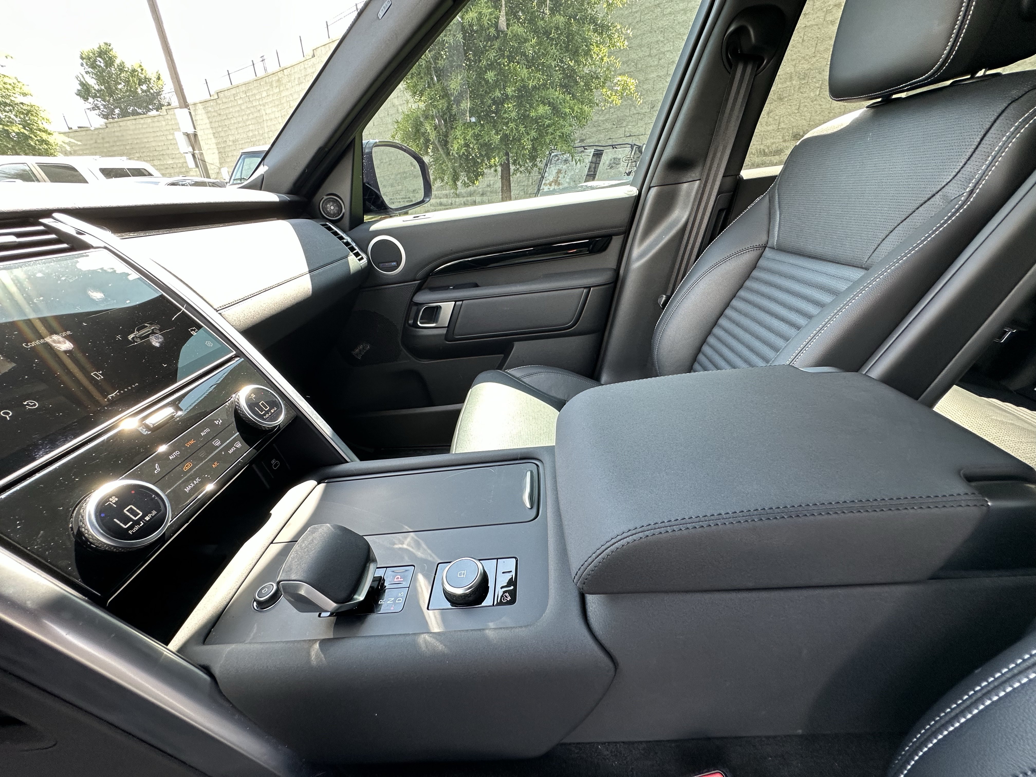 Used 2025 Land Rover Discovery S AWD/4WD image 25