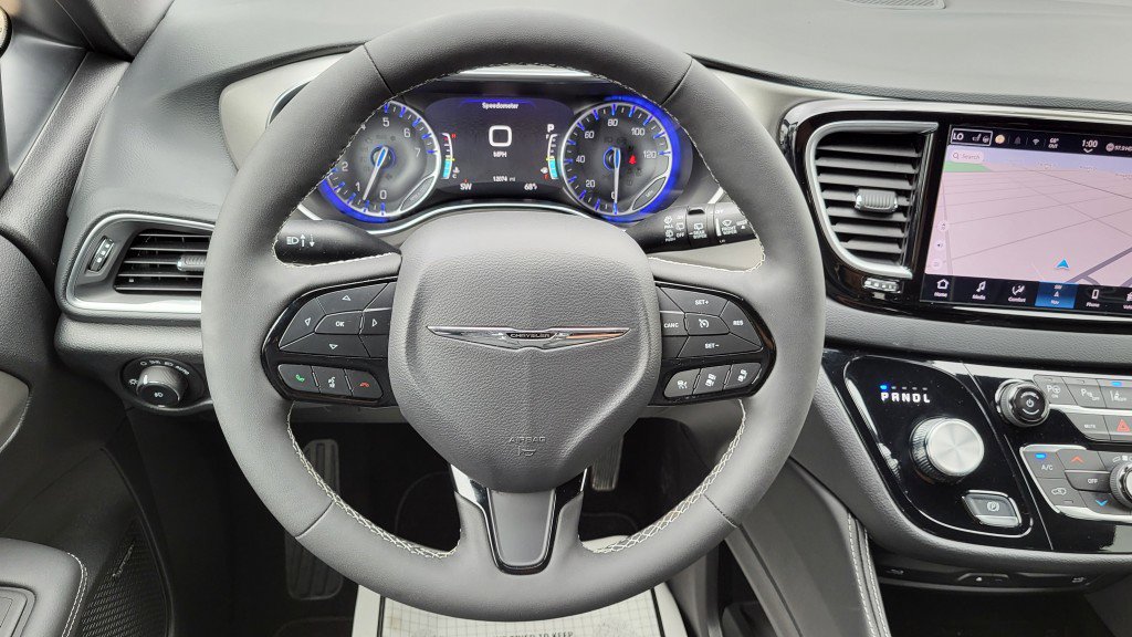 Used 2024 Chrysler Pacifica Limited w/ Uconnect Theater Family Group image 30
