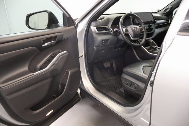 Used 2024 Toyota Highlander XSE AWD/4WD image 9
