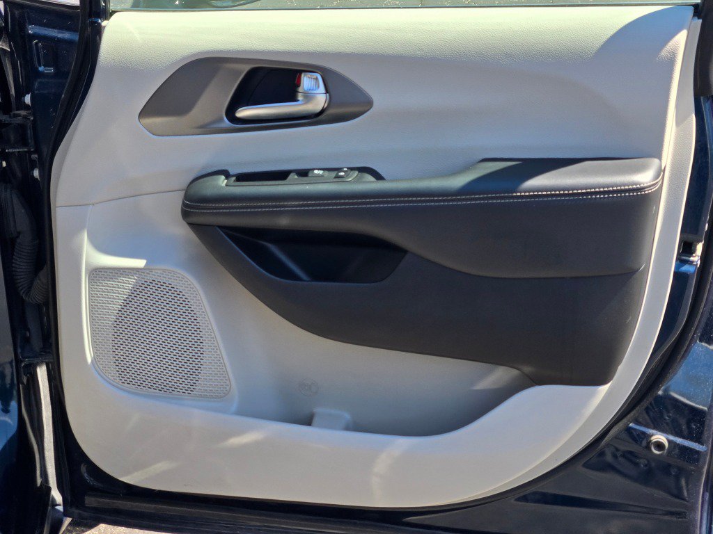 Used 2024 Chrysler Pacifica Limited FWD image 6