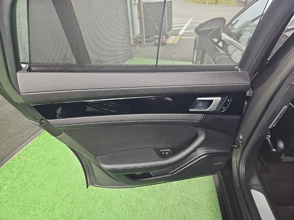 Used 2018 Porsche Panamera 4 AWD/4WD image 36