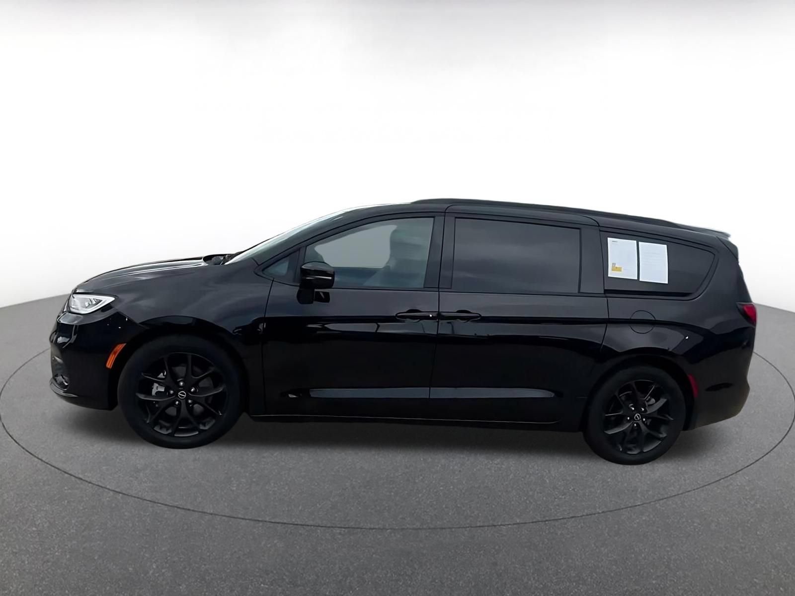 Used 2025 Chrysler Pacifica Limited FWD image 8