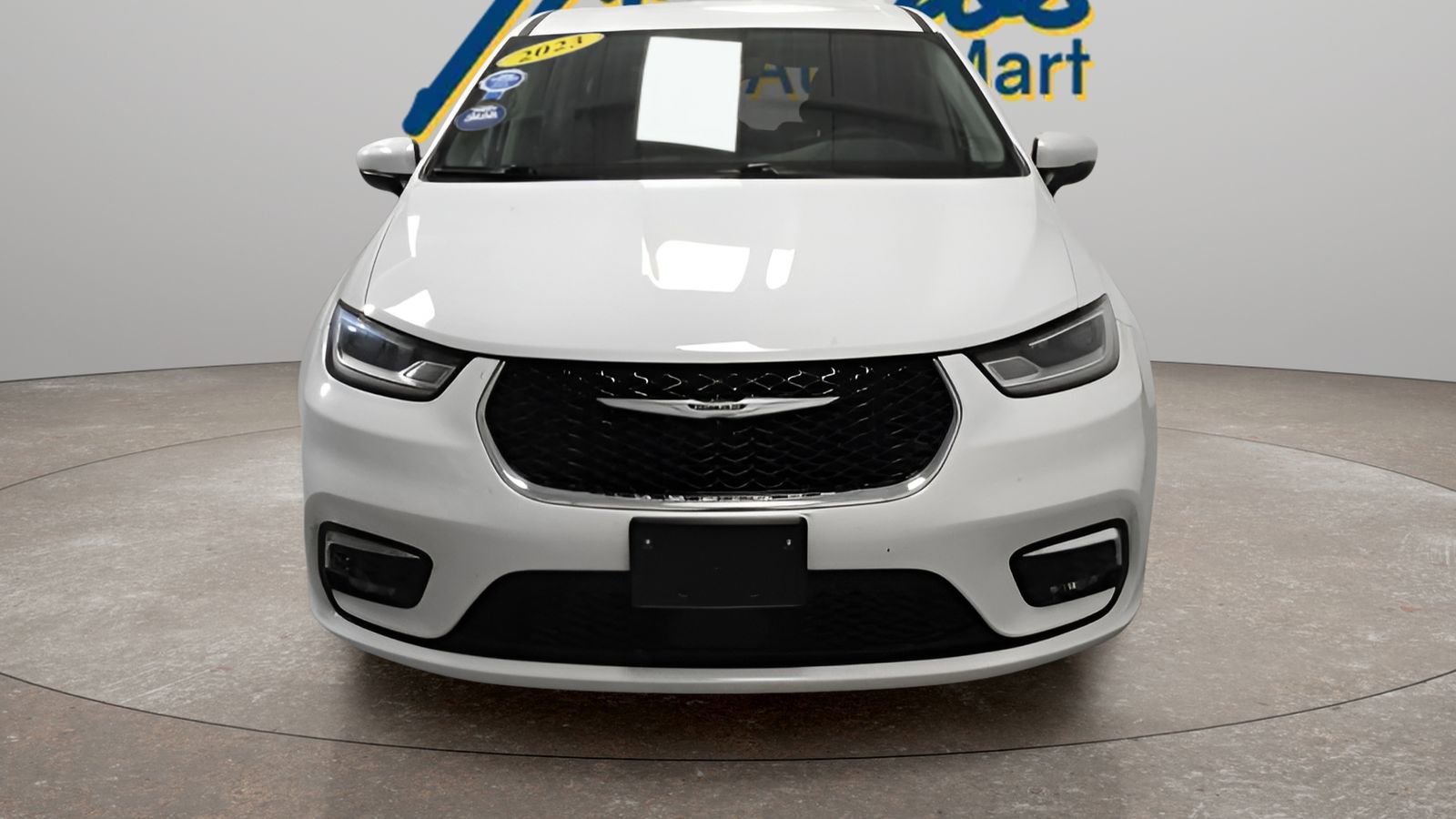 Used 2023 Chrysler Pacifica Touring-L image 4