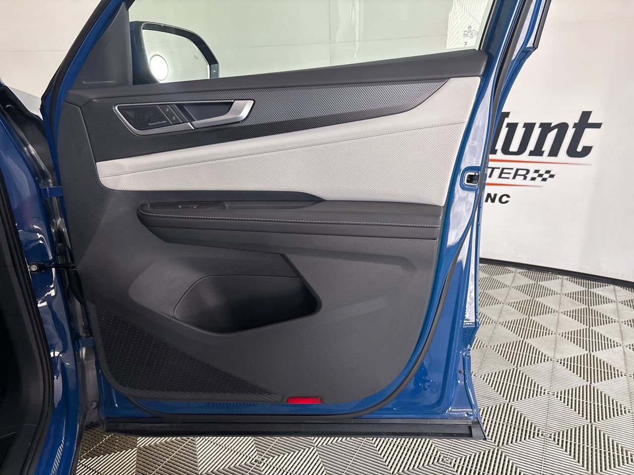 Used 2025 Volkswagen Atlas Cross Sport SEL Premium R-Line image 25