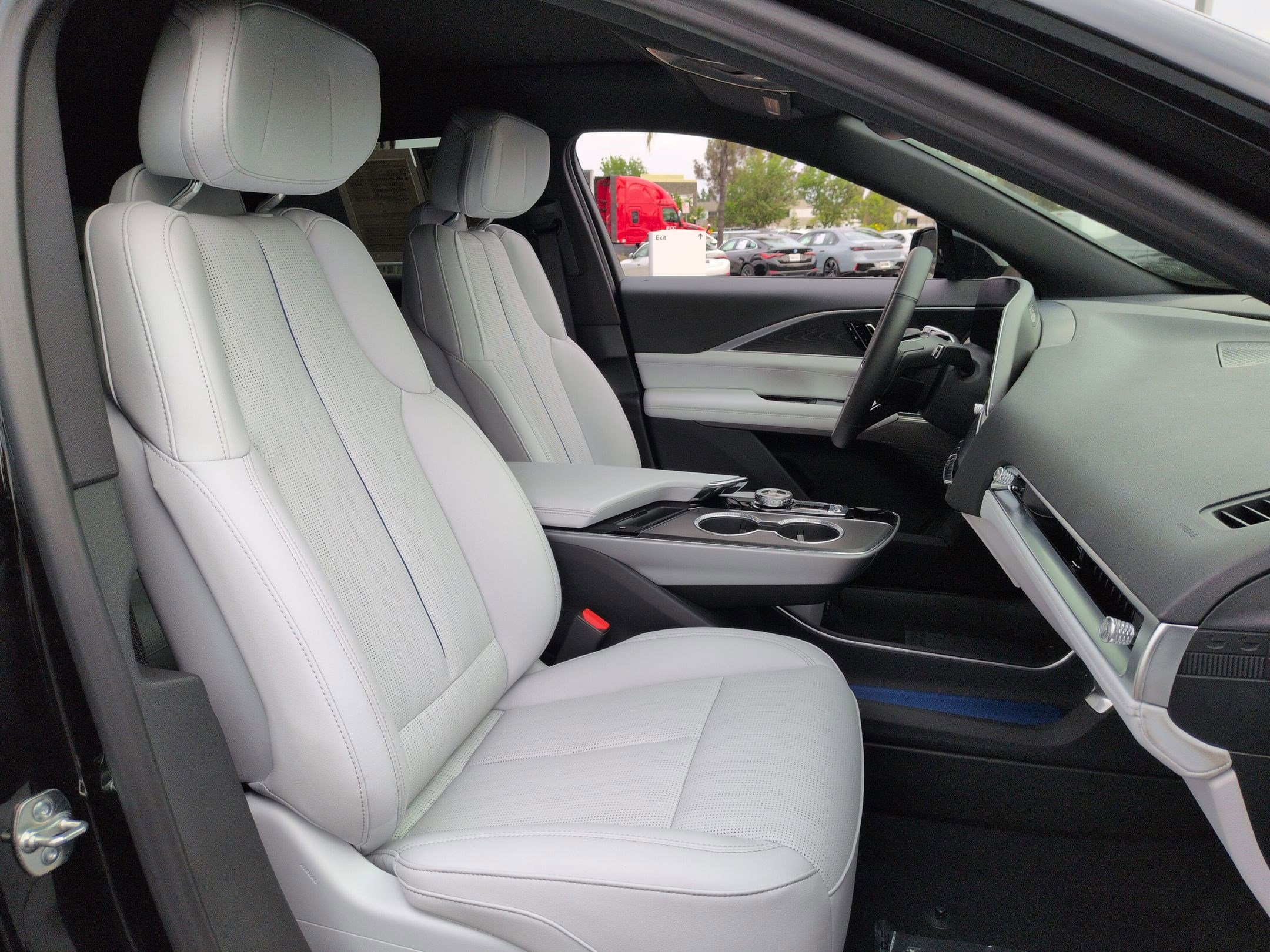 Used 2025 Cadillac Lyriq Sport RWD image 33
