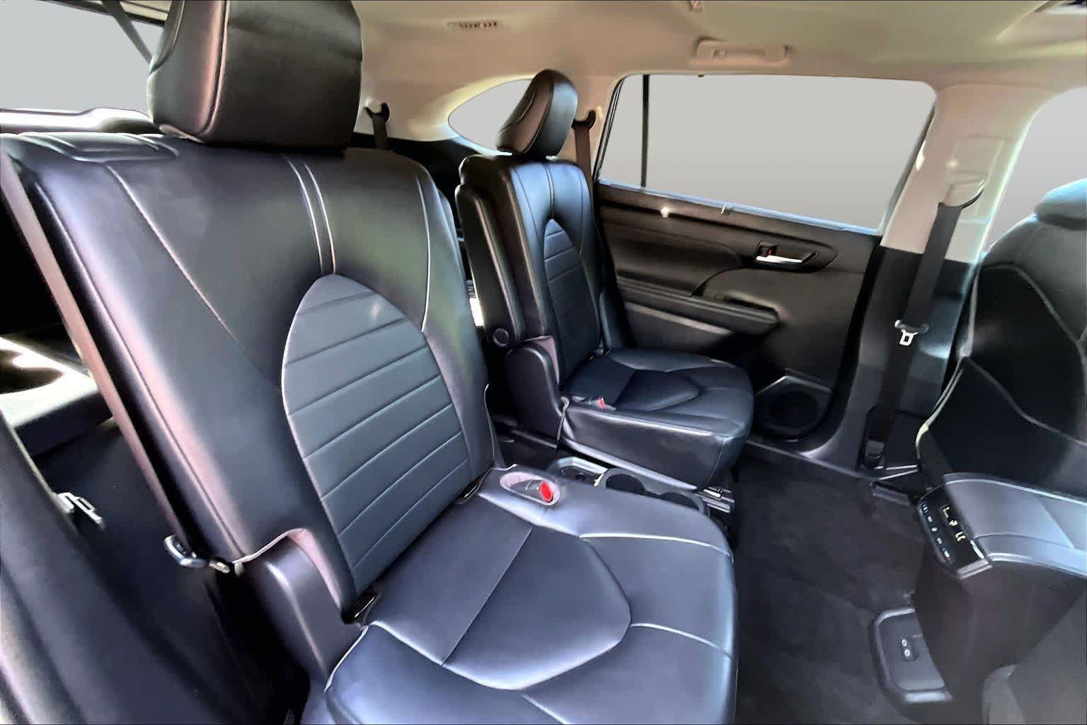 Used 2023 Toyota Highlander XLE AWD/4WD image 19