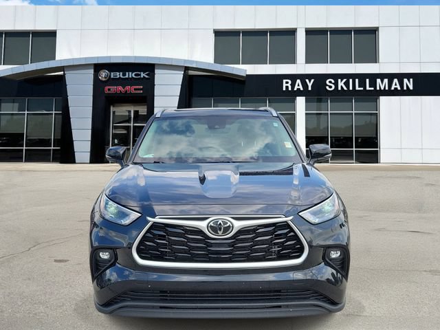 Used 2023 Toyota Highlander XLE AWD/4WD image 2