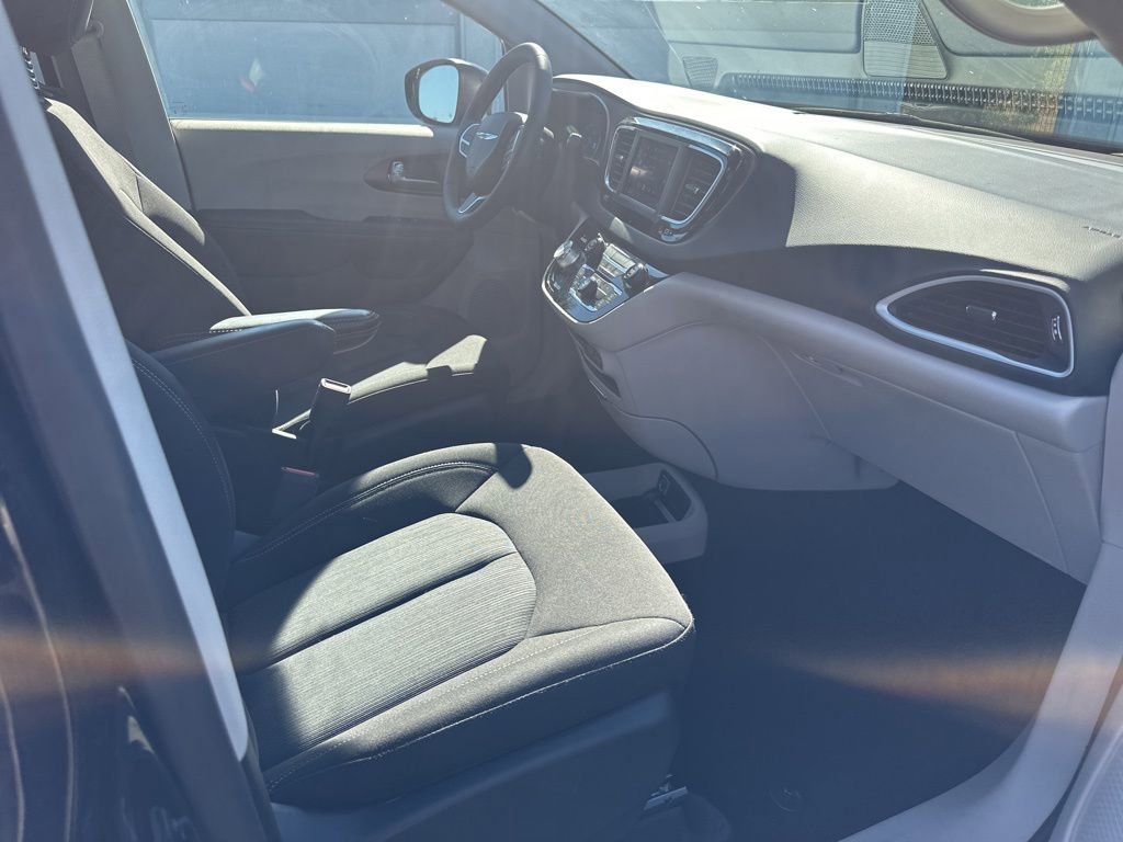 Used 2024 Chrysler Voyager LX image 18