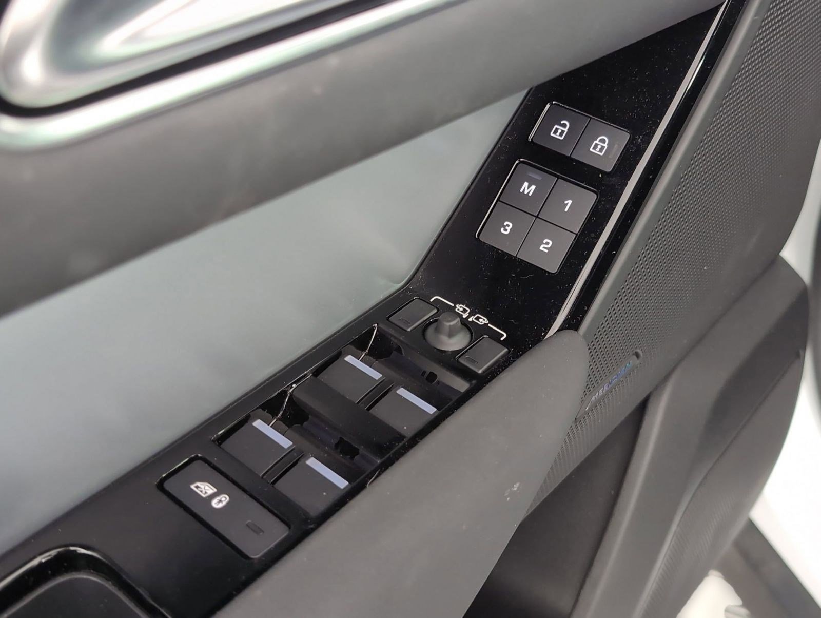 Certified 2025 Land Rover Range Rover Velar S image 21