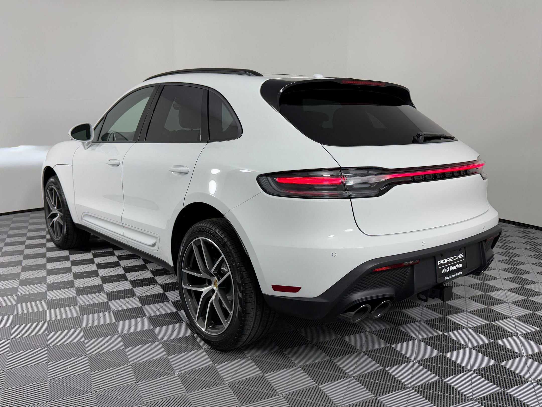 Certified 2026 Porsche Macan AWD/4WD image 3