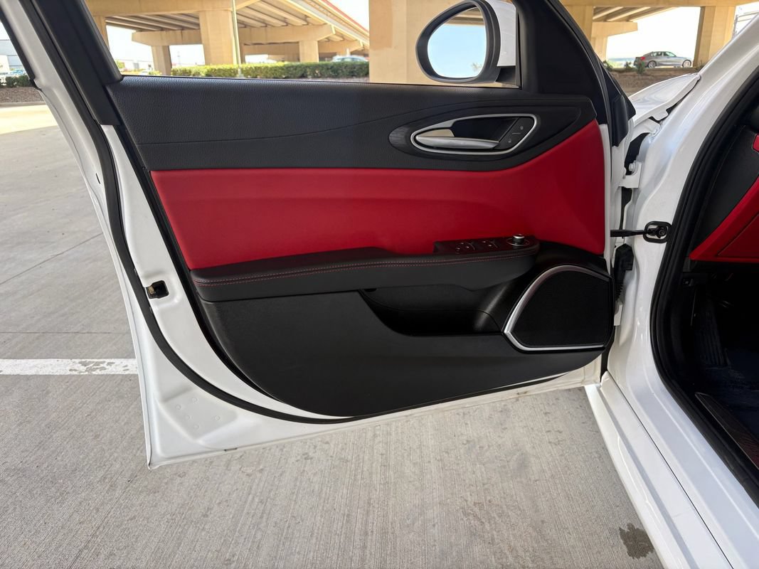 Used 2018 Alfa Romeo Giulia AWD image 23