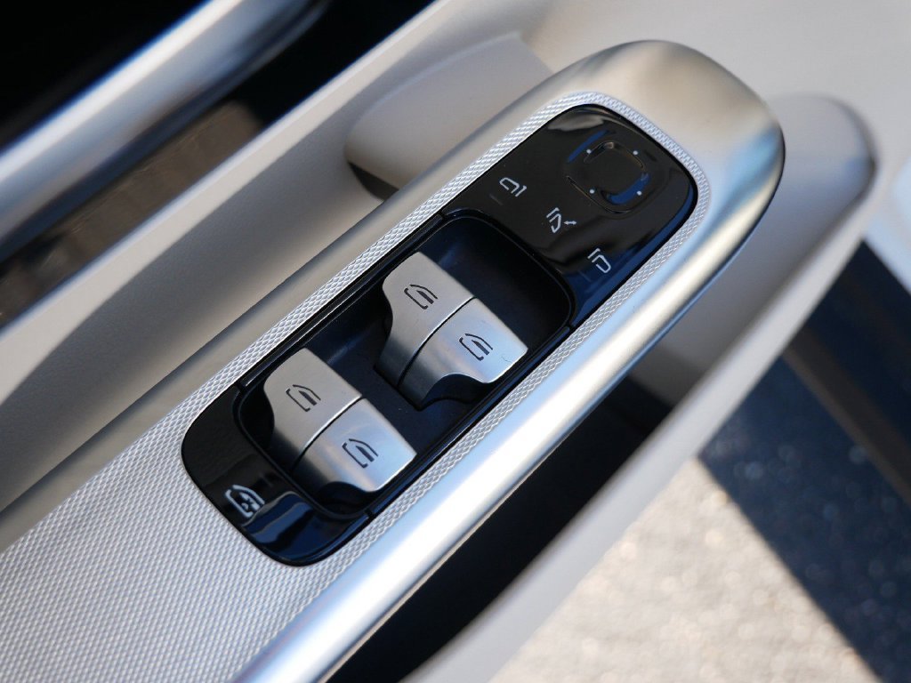Used 2025 Mercedes-Benz GLC 300 4MATIC image 15