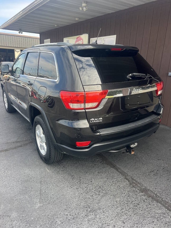 Used 2012 Jeep Grand Cherokee Laredo w/ Laredo E Group AWD/4WD image 3
