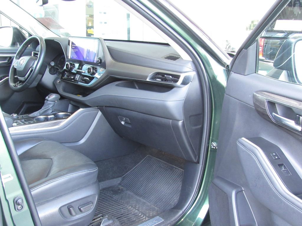 Used 2023 Toyota Highlander Limited image 18
