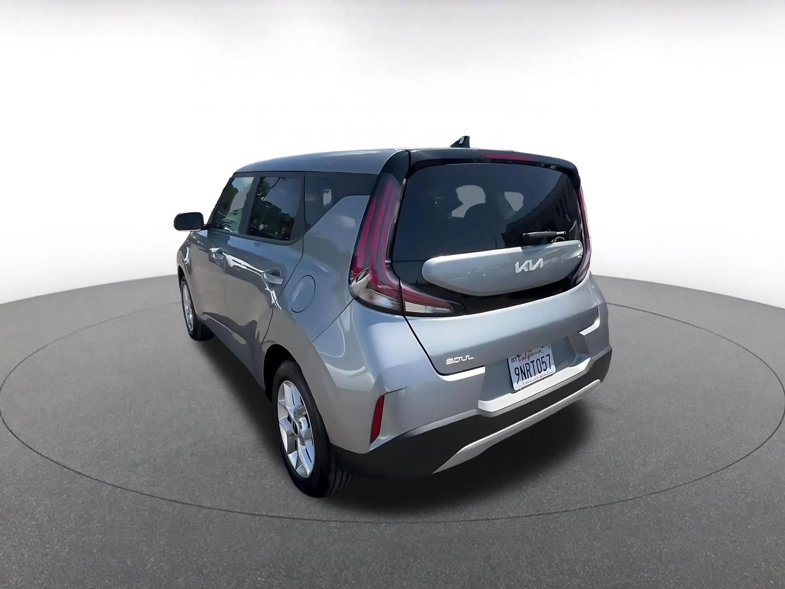 Used 2025 Kia Soul LX w/ LX Technology Package FWD image 11