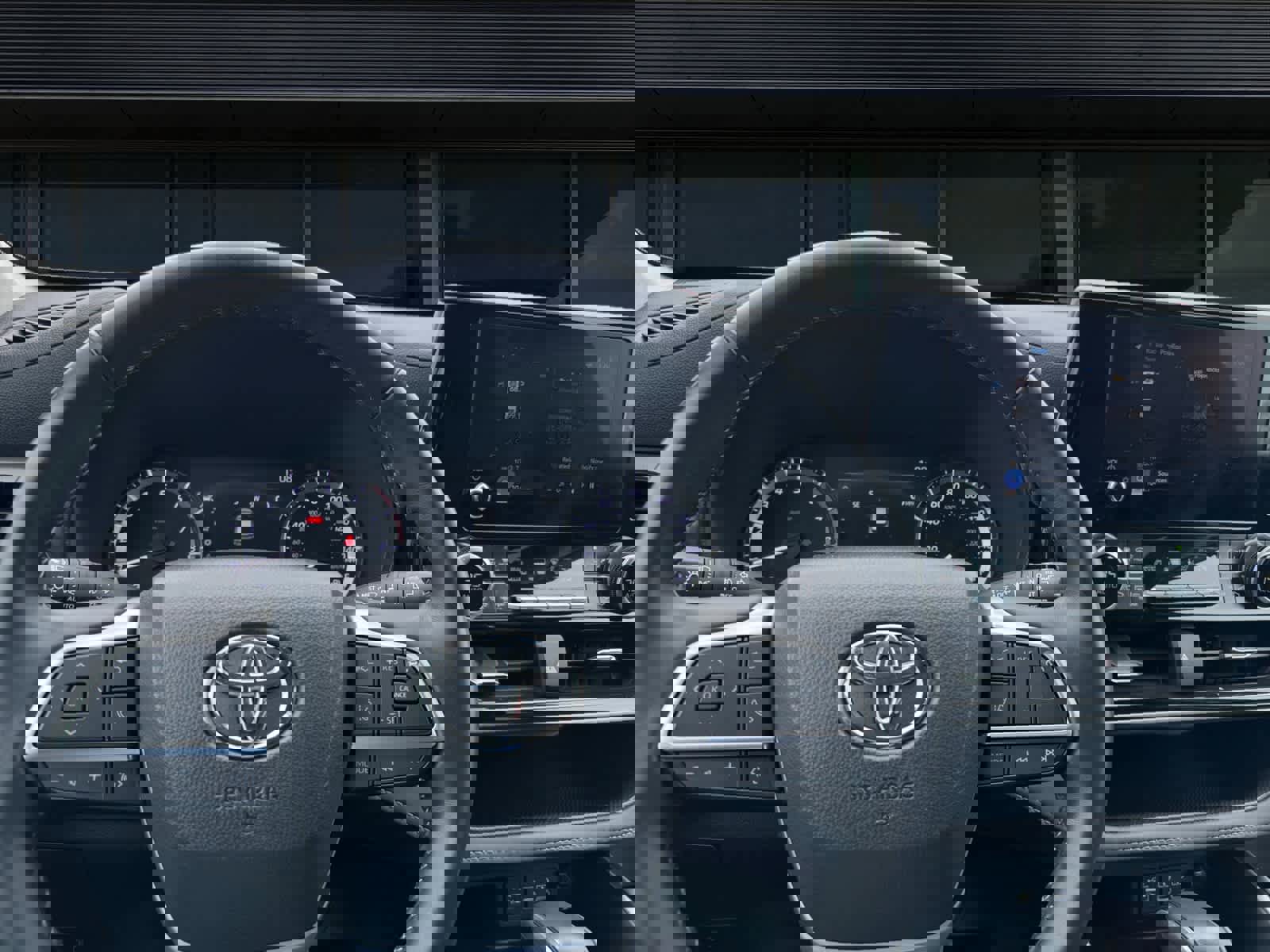 Used 2025 Toyota Highlander LE image 3