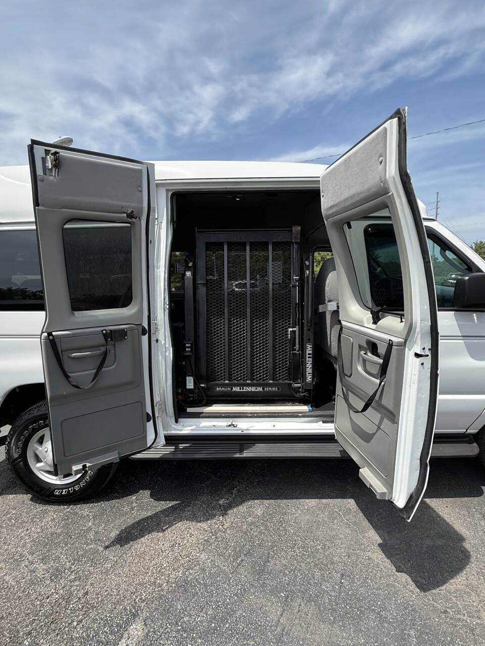 Used 2006 Ford E-350 and Econoline 350 XL RWD image 23