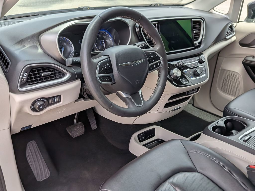 Used 2024 Chrysler Pacifica Touring-L FWD image 31